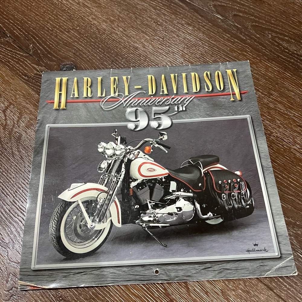 4 total Harley Davidson collection plush / tin can / calendar - Picture 7 of 12